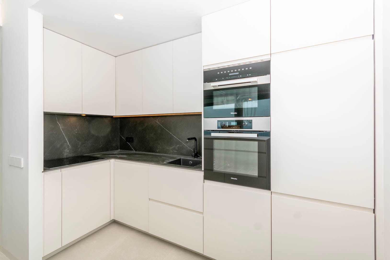 Apartamentos de lujo en primera línea de mar. Grandes espacios interiores.