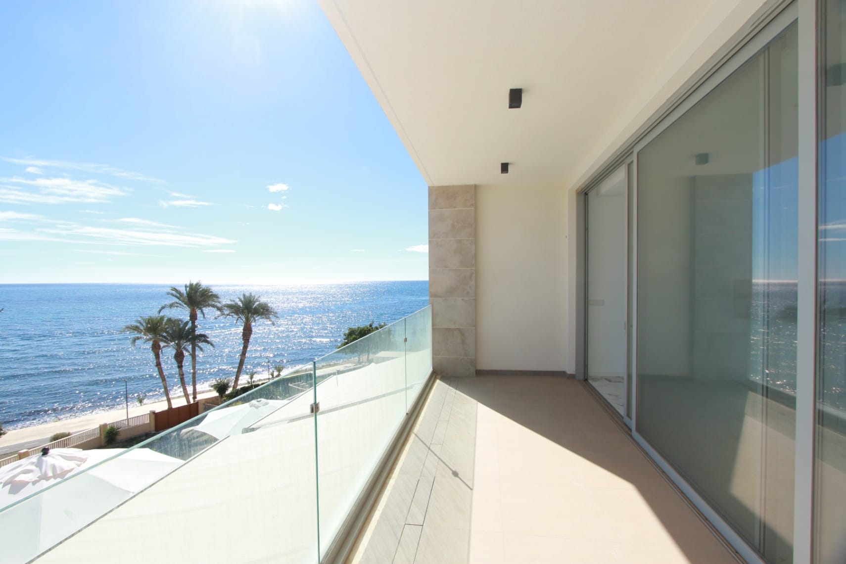APARTAMENTO DE LUJO EN PRIMERA LÍNEA DE MAR EN VILLAJOYOSA – ALICANTE