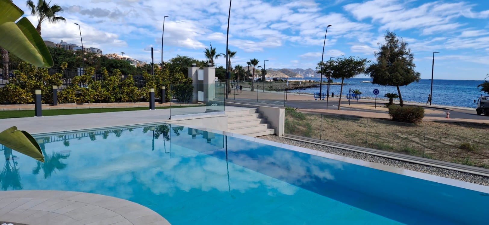 APARTAMENTO DE LUJO EN PRIMERA LÍNEA DE MAR EN VILLAJOYOSA – ALICANTE