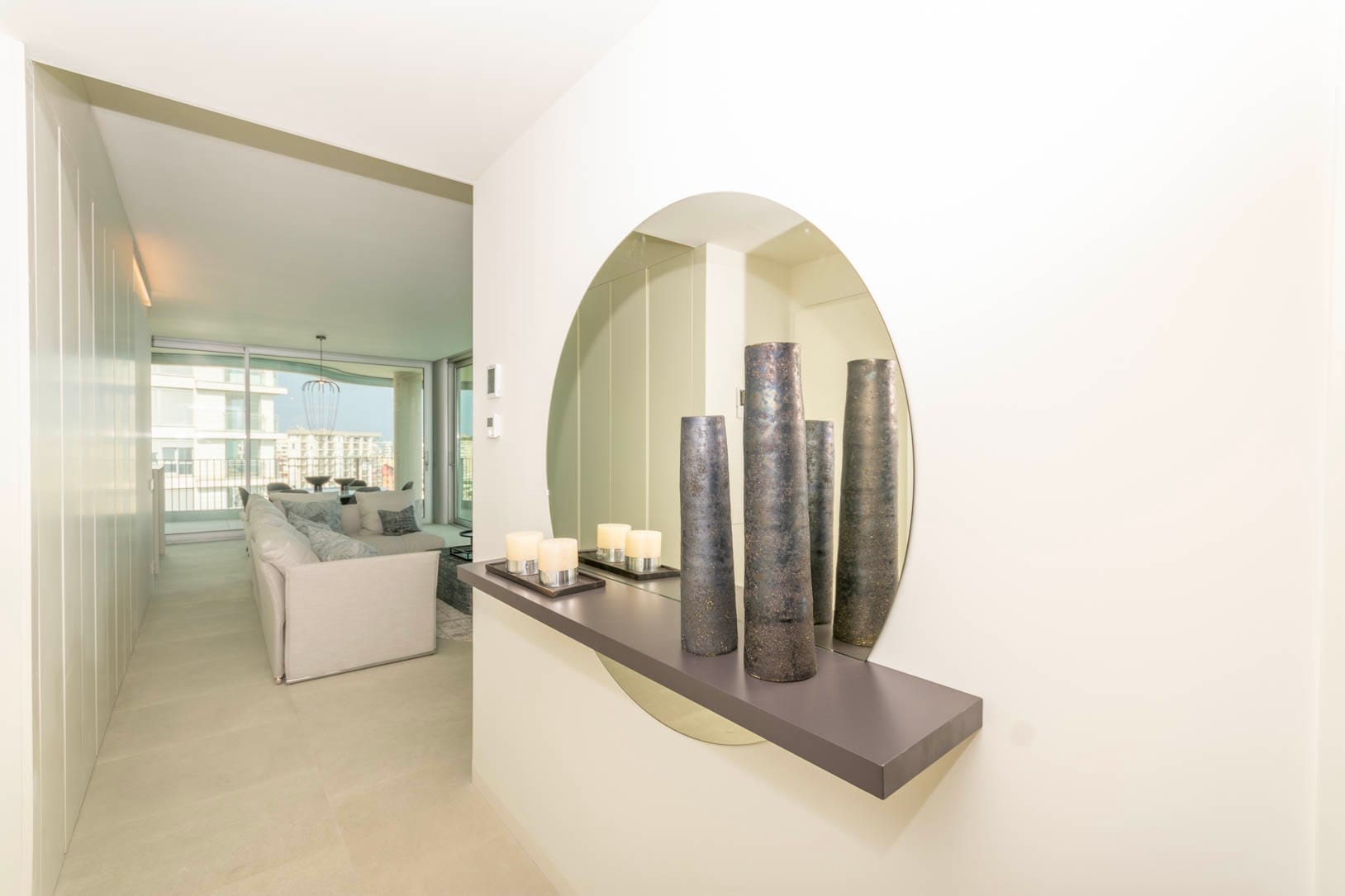 Apartamentos de lujo en primera línea de mar. Grandes espacios interiores.