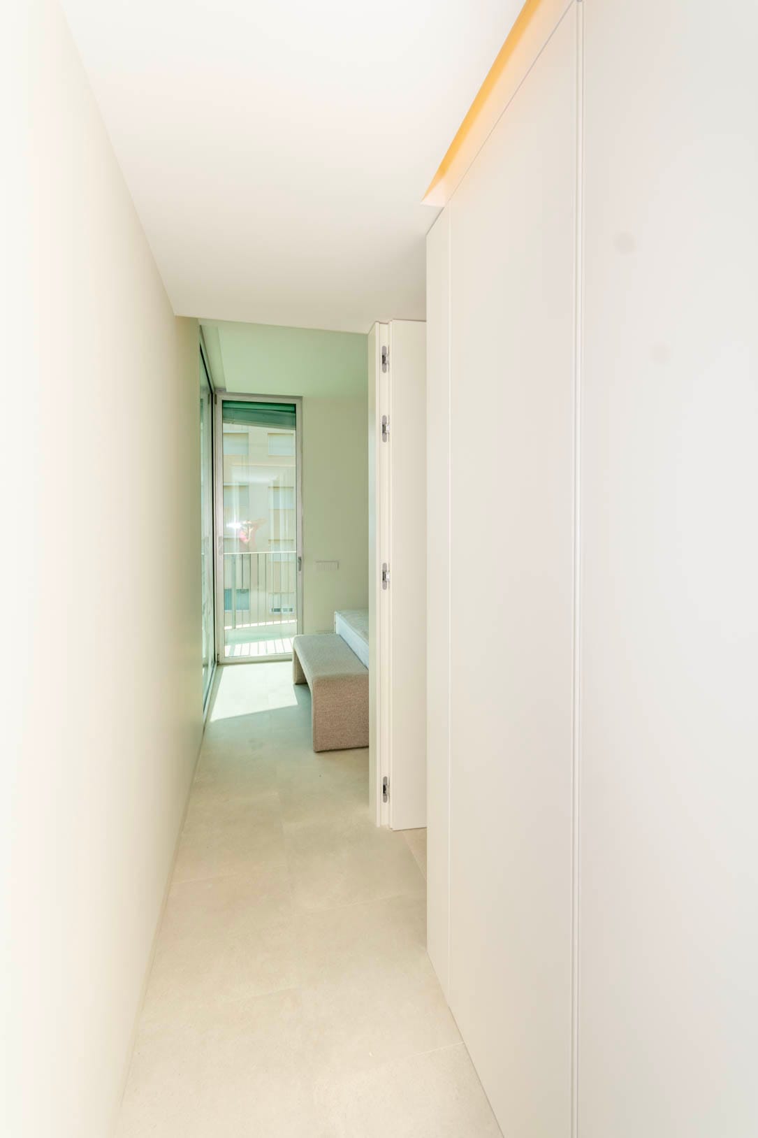 Apartamentos de lujo en primera línea de mar. Grandes espacios interiores.