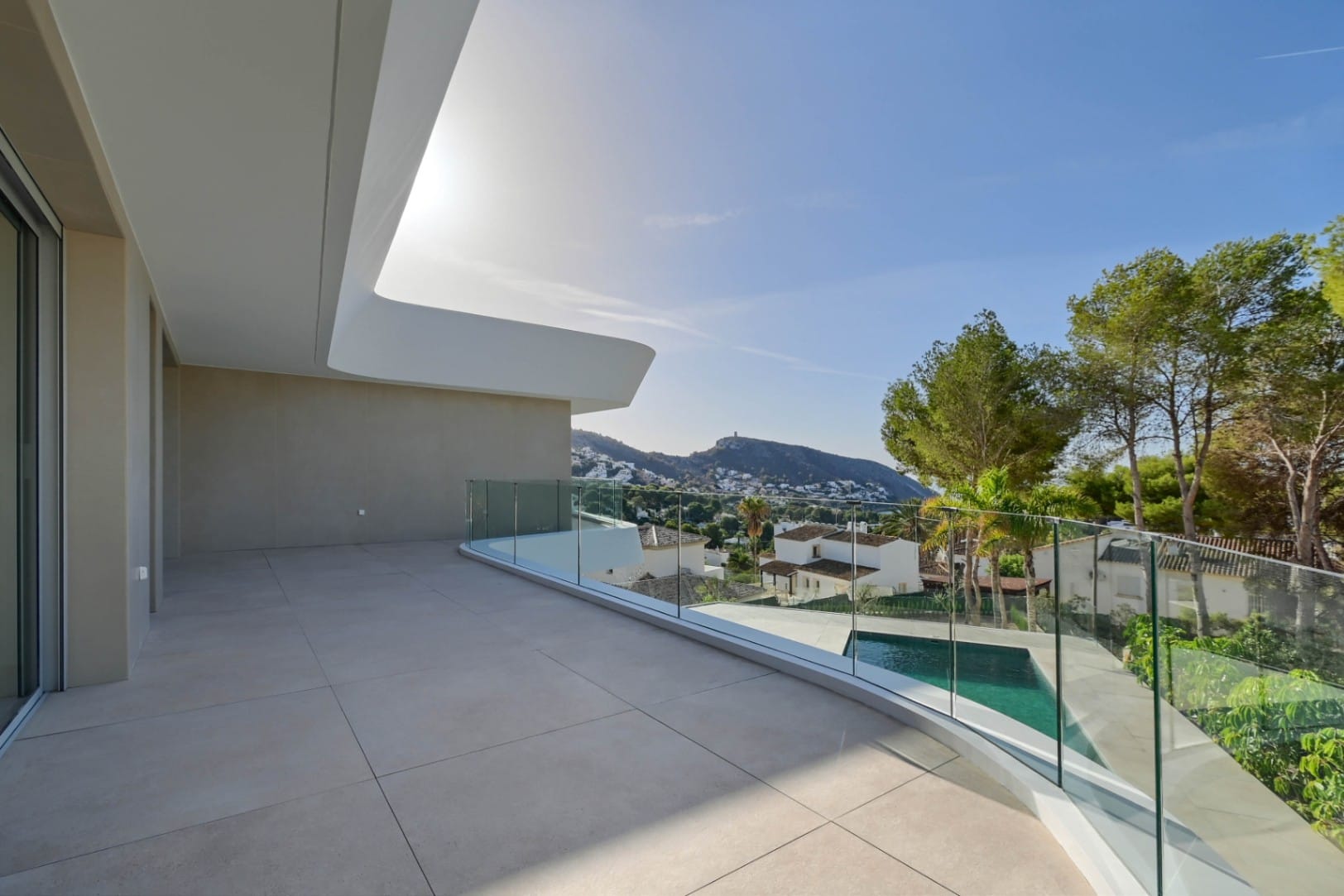VILLA DE LUJO CON VISTAS AL MAR A POCOS MINUTOS DE LA PLAYA EL PORTET EN MORAIRA.