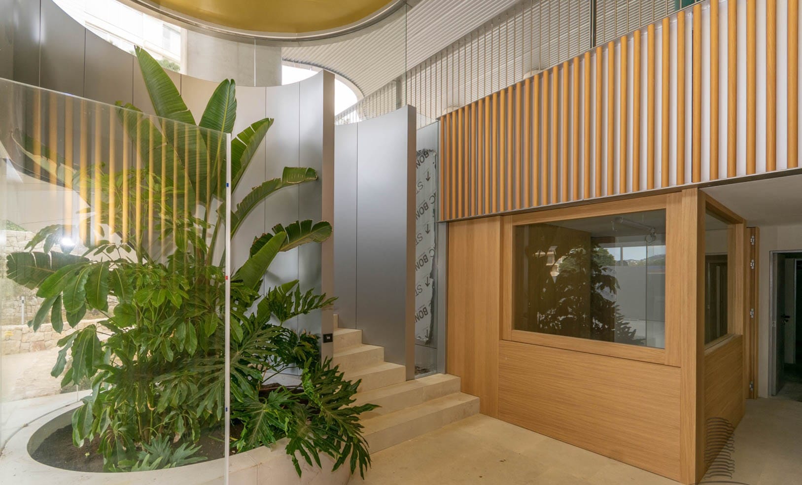 Apartamentos de lujo en primera línea de mar. Grandes espacios interiores.