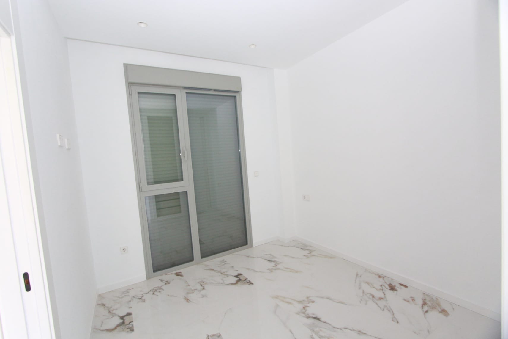 APARTAMENTO DE LUJO EN PRIMERA LÍNEA DE MAR EN VILLAJOYOSA – ALICANTE