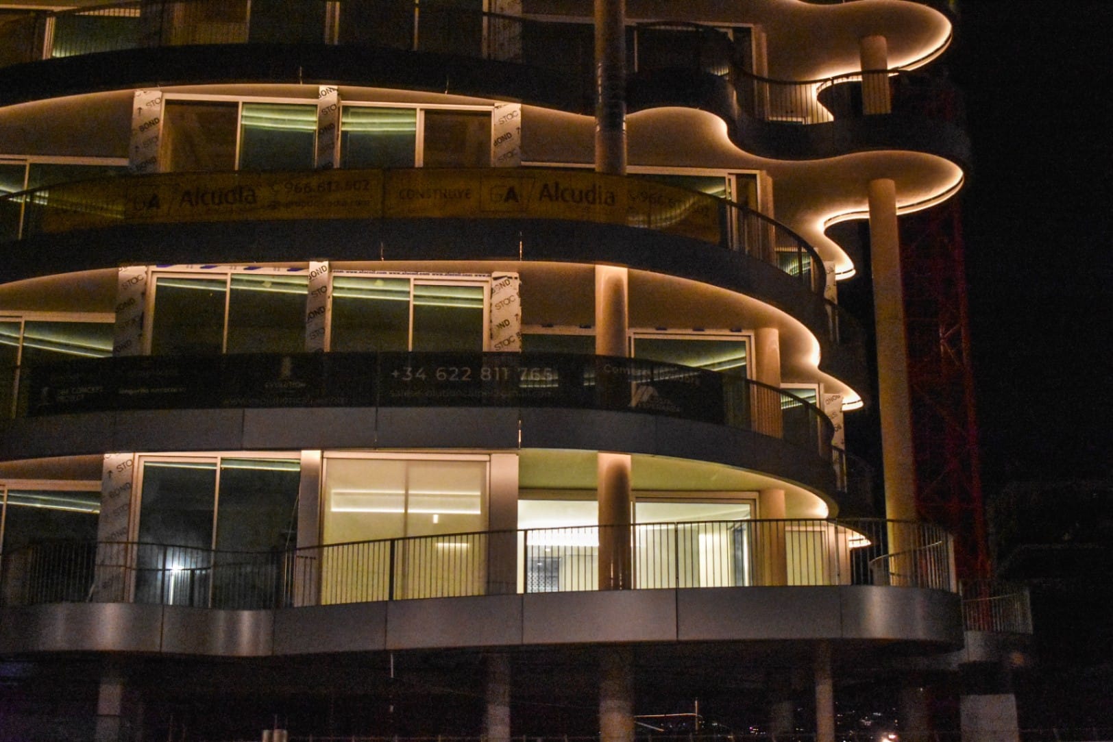 Apartamentos de lujo en primera línea de mar. Grandes espacios interiores.