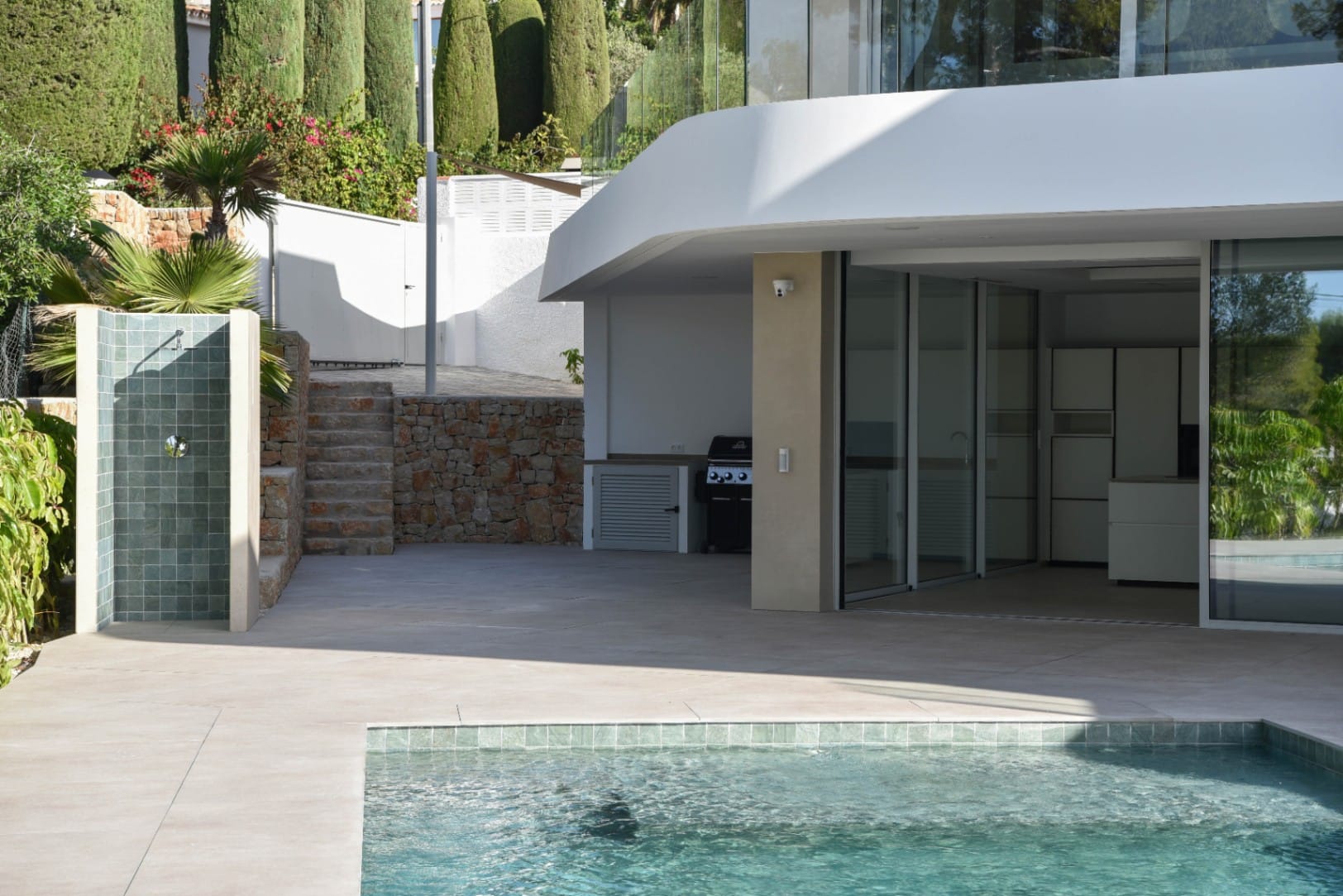 VILLA DE LUJO CON VISTAS AL MAR A POCOS MINUTOS DE LA PLAYA EL PORTET EN MORAIRA.