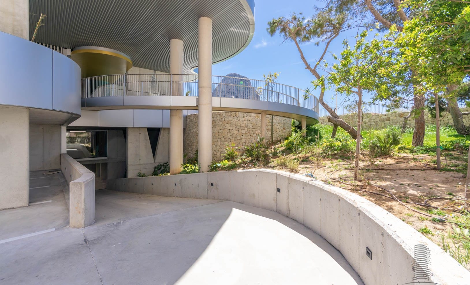 Apartamentos de lujo en primera línea de mar. Grandes espacios interiores.
