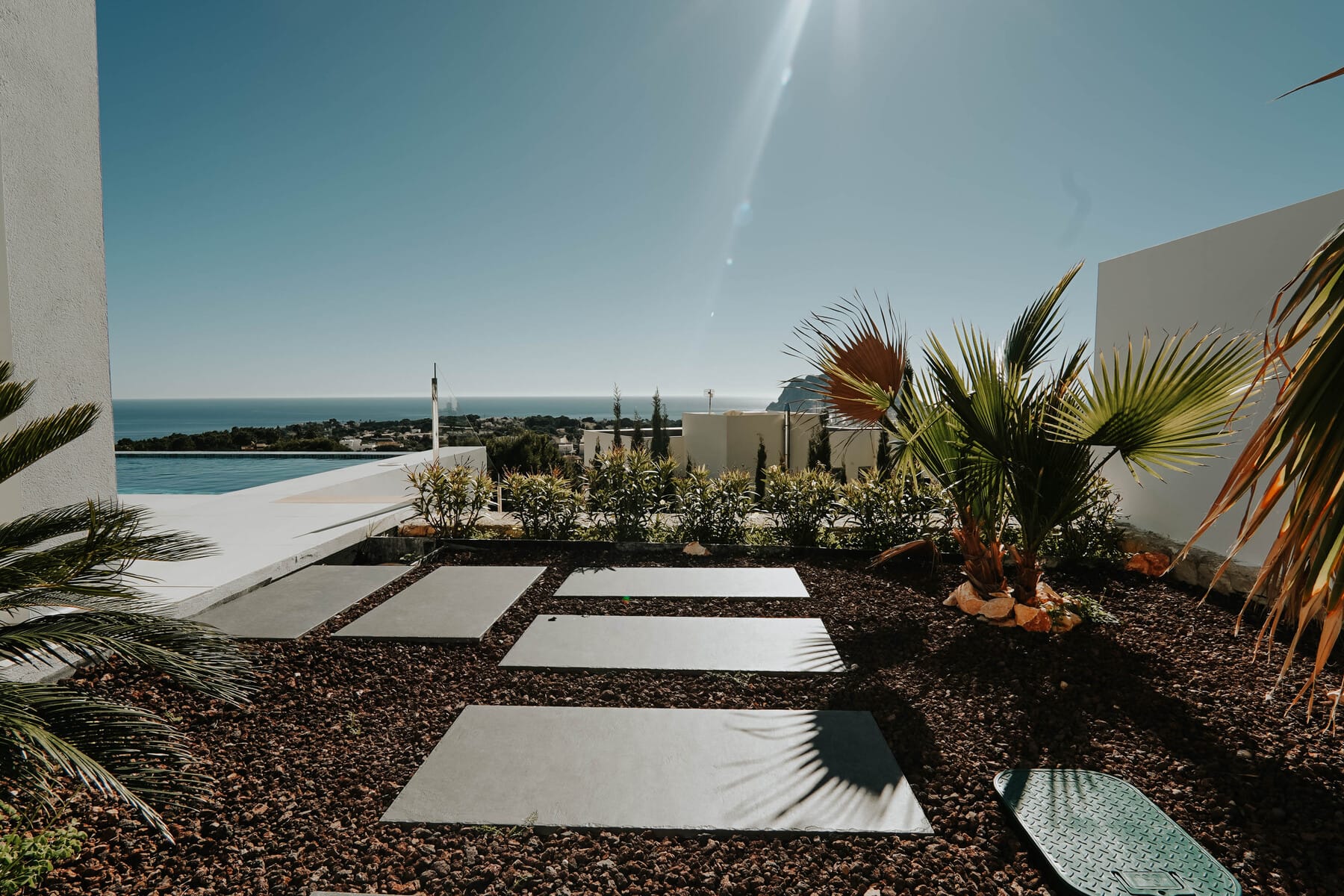 VILLA DE ESTILO MODERNO MEDITERRANEO CON VISTAS AL MAR EN CALPE | Construido y Vendido por GH Costa Blanca Real Estate