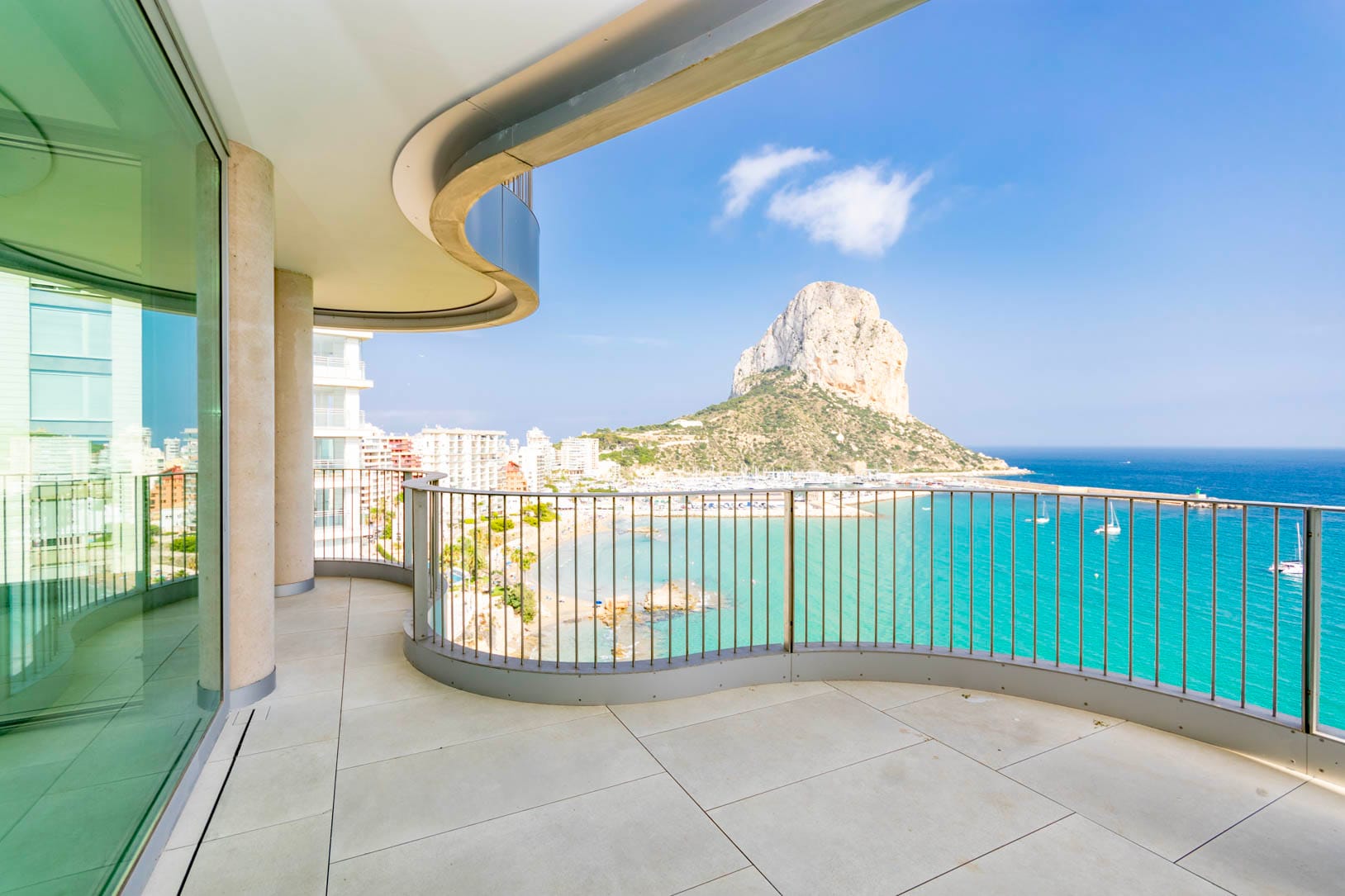 Apartamentos de lujo en primera línea de mar. Grandes espacios interiores.