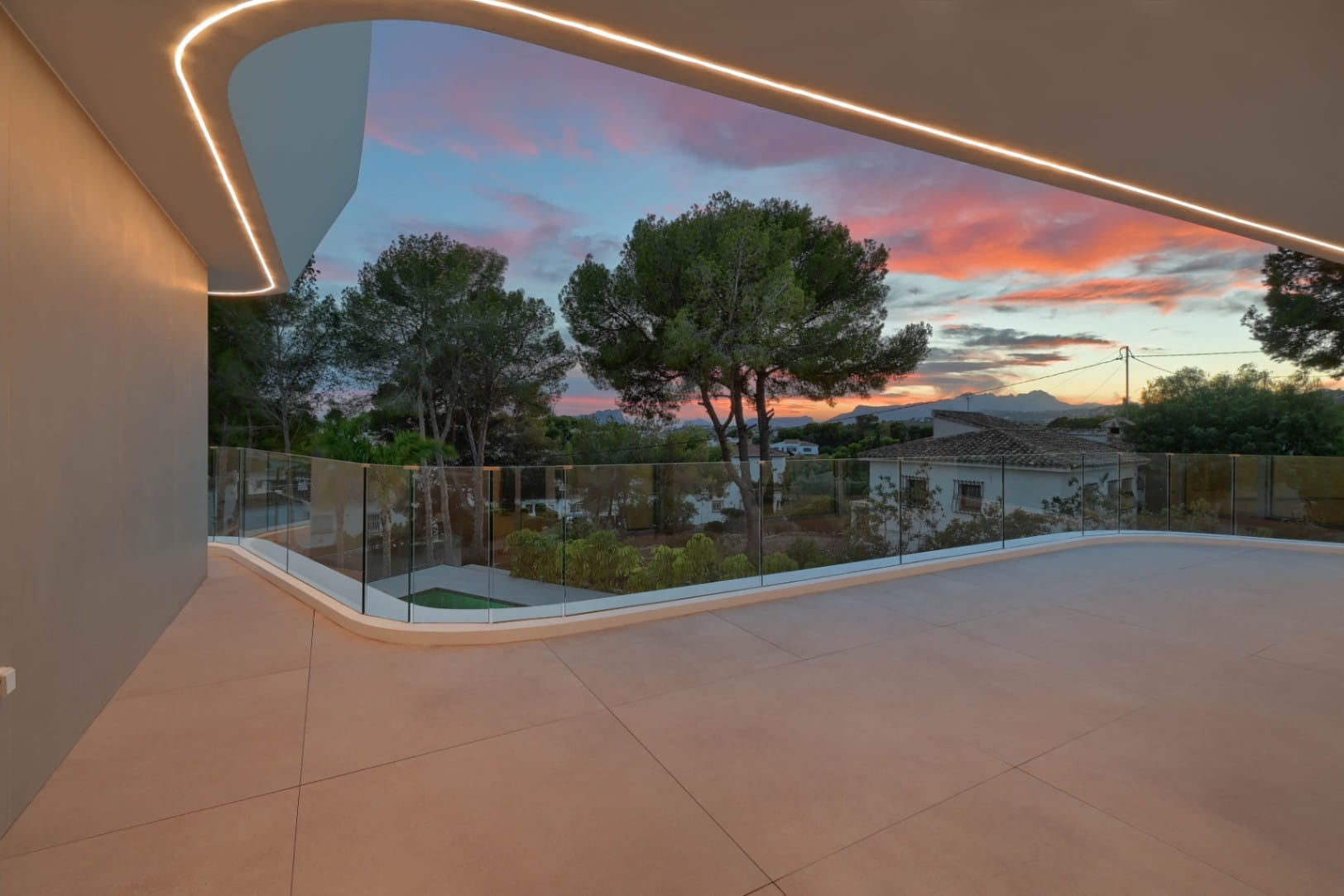 VILLA DE LUJO CON VISTAS AL MAR A POCOS MINUTOS DE LA PLAYA EL PORTET EN MORAIRA.