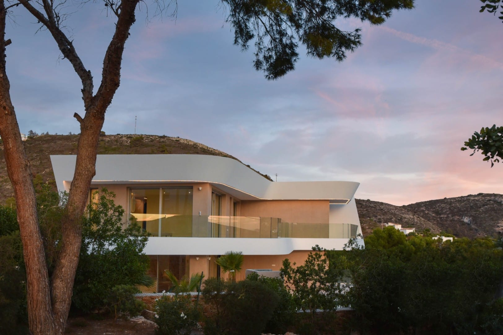 VILLA DE LUJO CON VISTAS AL MAR A POCOS MINUTOS DE LA PLAYA EL PORTET EN MORAIRA.
