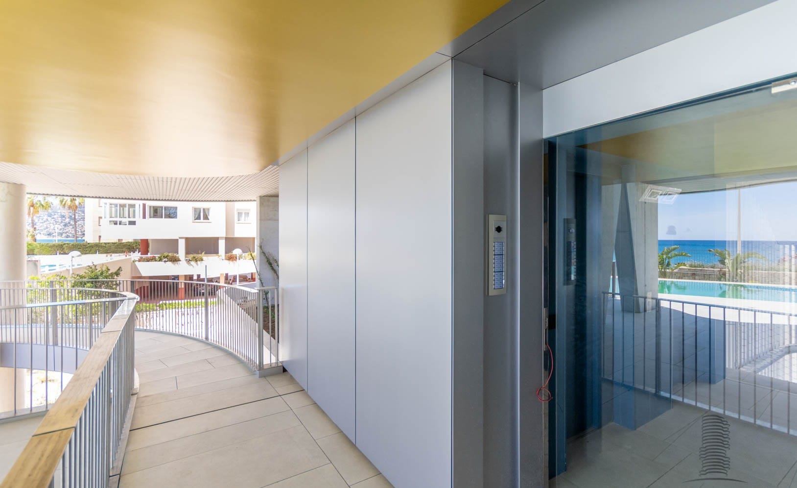 Apartamentos de lujo en primera línea de mar. Grandes espacios interiores.