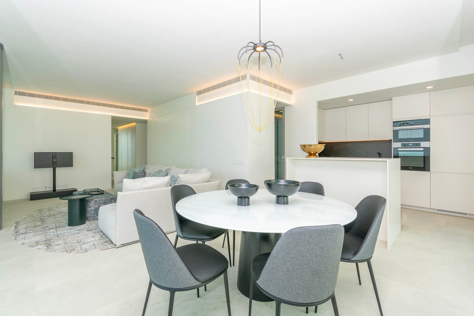 Apartamentos de lujo en primera línea de mar. Grandes espacios interiores.