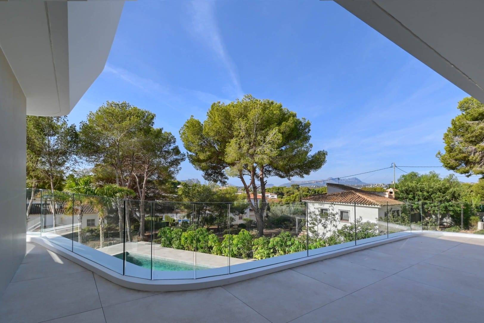 VILLA DE LUJO CON VISTAS AL MAR A POCOS MINUTOS DE LA PLAYA EL PORTET EN MORAIRA.
