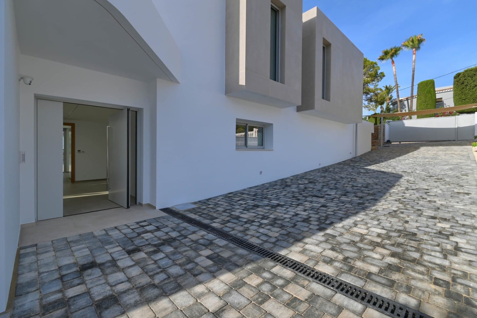 VILLA DE LUJO CON VISTAS AL MAR A POCOS MINUTOS DE LA PLAYA EL PORTET EN MORAIRA.