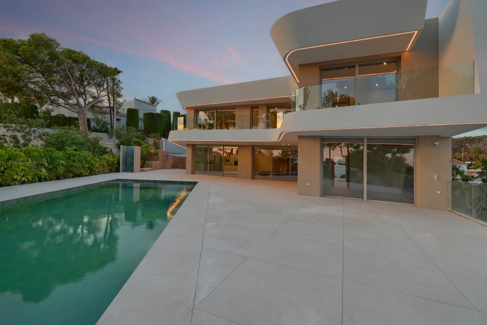 VILLA DE LUJO CON VISTAS AL MAR A POCOS MINUTOS DE LA PLAYA EL PORTET EN MORAIRA.