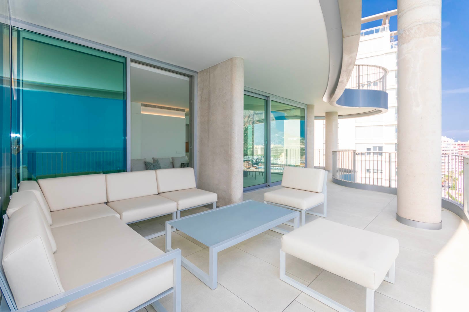 Apartamentos de lujo en primera línea de mar. Grandes espacios interiores.