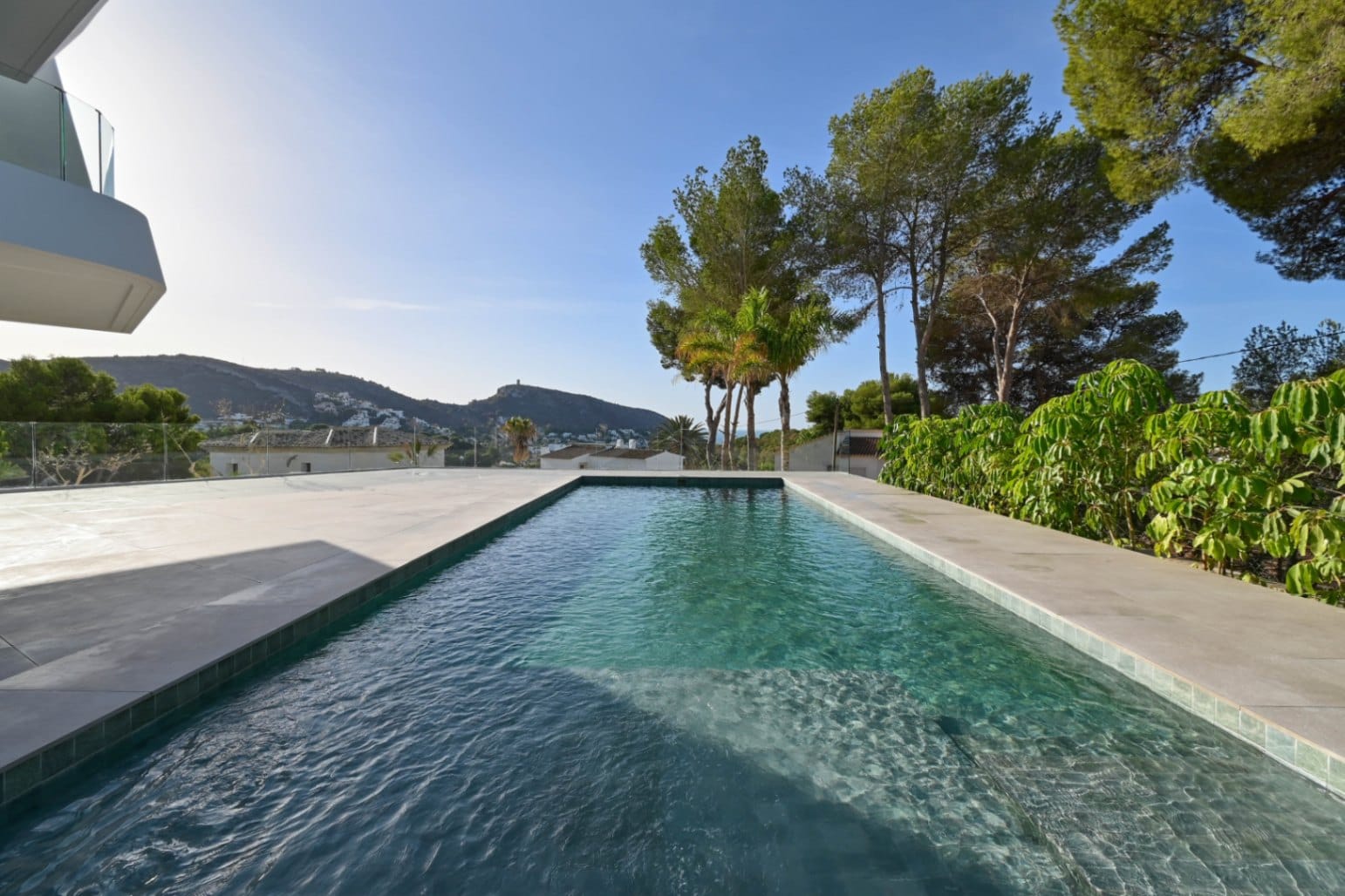 VILLA DE LUJO CON VISTAS AL MAR A POCOS MINUTOS DE LA PLAYA EL PORTET EN MORAIRA.