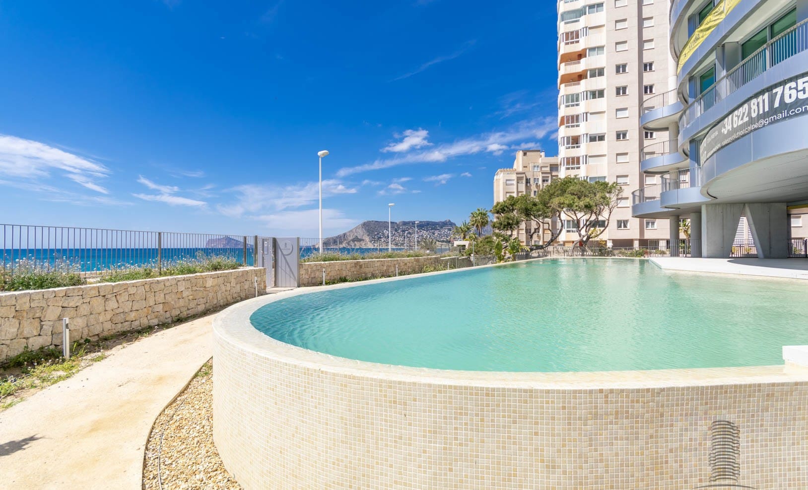 Apartamentos de lujo en primera línea de mar. Grandes espacios interiores.