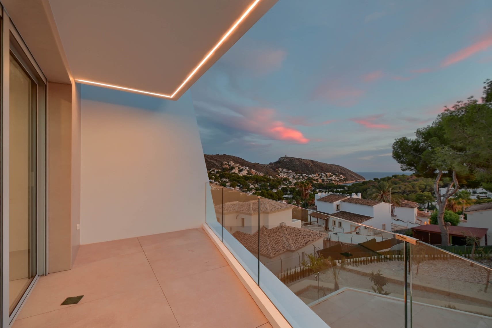 VILLA DE LUJO CON VISTAS AL MAR A POCOS MINUTOS DE LA PLAYA EL PORTET EN MORAIRA.