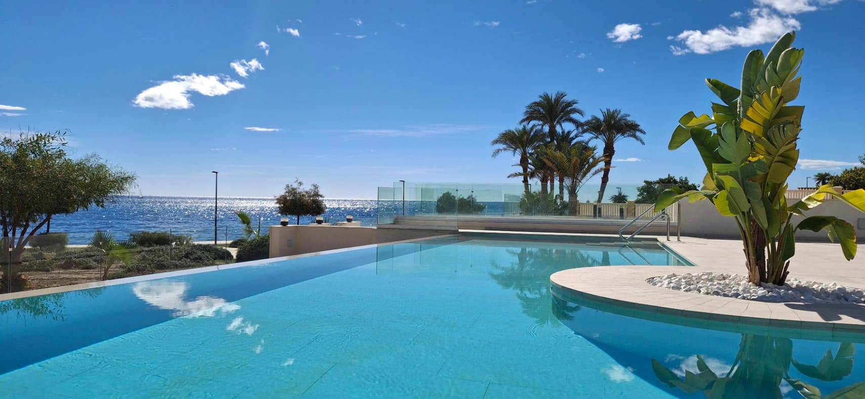 APARTAMENTO DE LUJO EN PRIMERA LÍNEA DE MAR EN VILLAJOYOSA – ALICANTE