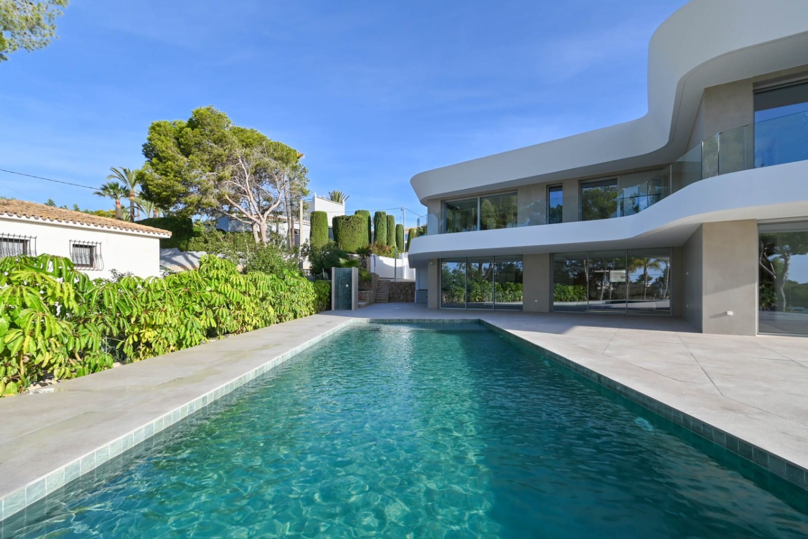 VILLA DE LUJO CON VISTAS AL MAR A POCOS MINUTOS DE LA PLAYA EL PORTET EN MORAIRA.