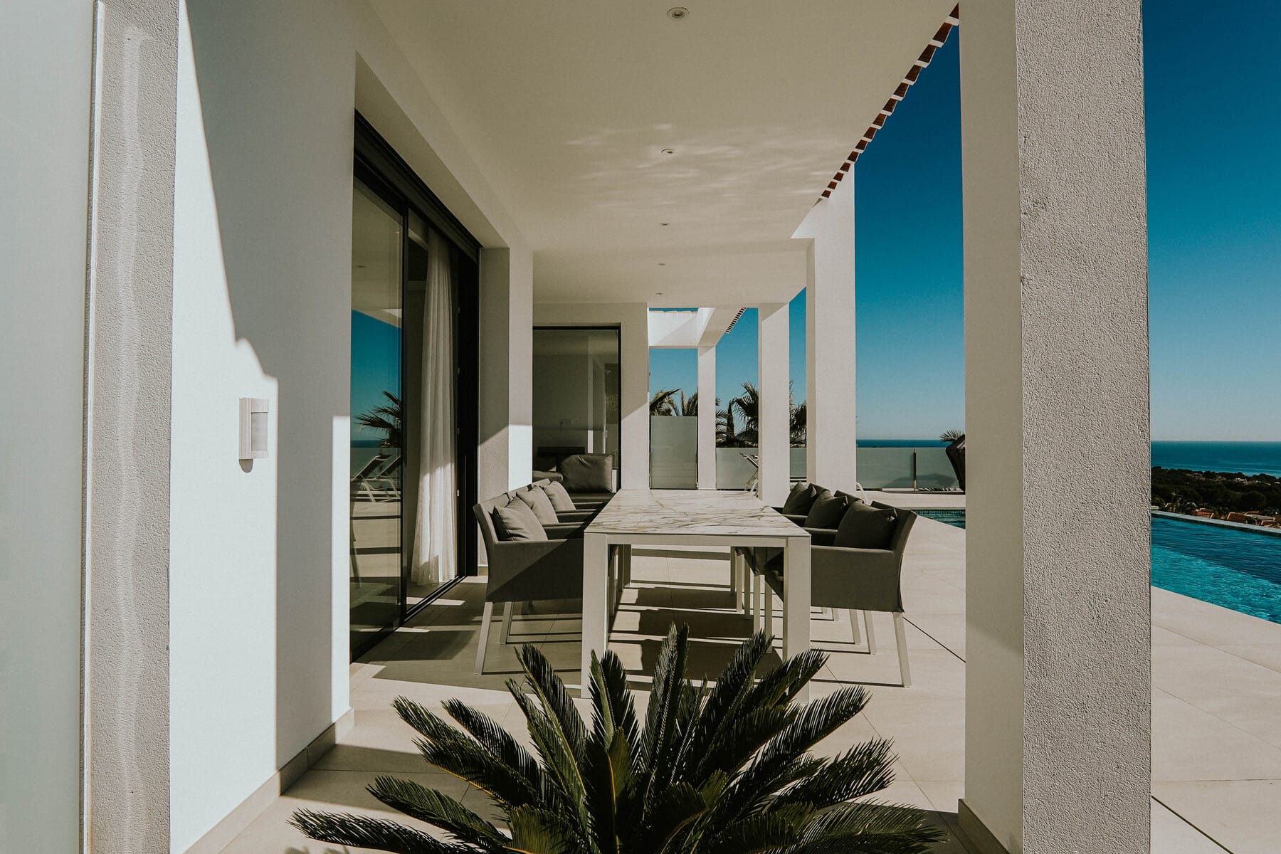 VILLA DE ESTILO MODERNO MEDITERRANEO CON VISTAS AL MAR EN CALPE | Construido y Vendido por GH Costa Blanca Real Estate