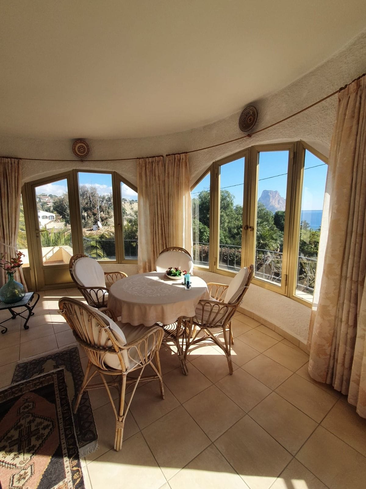 VILLA INDEPENDIENTE EN EL ENCANTADOR PUERTO BLANCO DE CALPE CON VISTAS AL PEÑÓN DE IFACH
