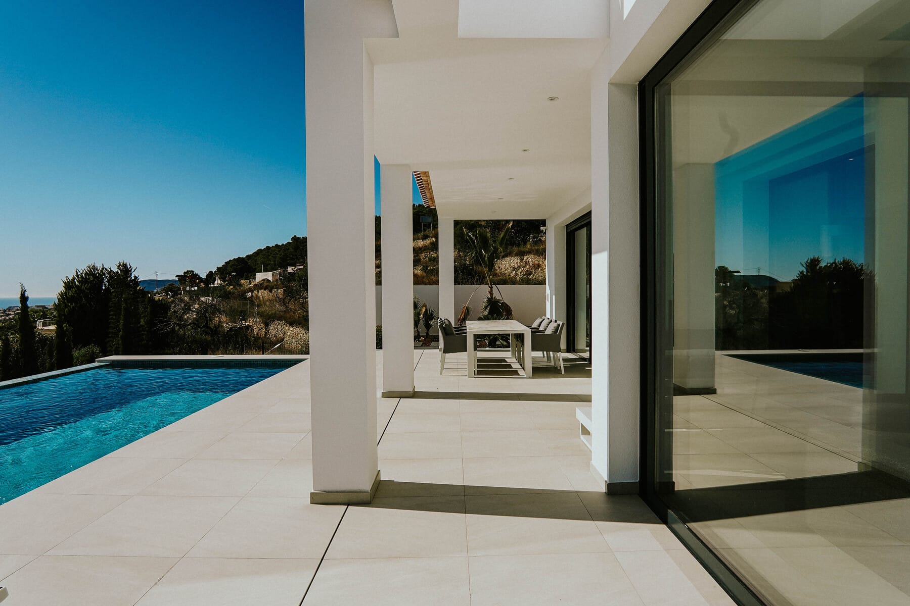 VILLA DE ESTILO MODERNO MEDITERRANEO CON VISTAS AL MAR EN CALPE | Construido y Vendido por GH Costa Blanca Real Estate