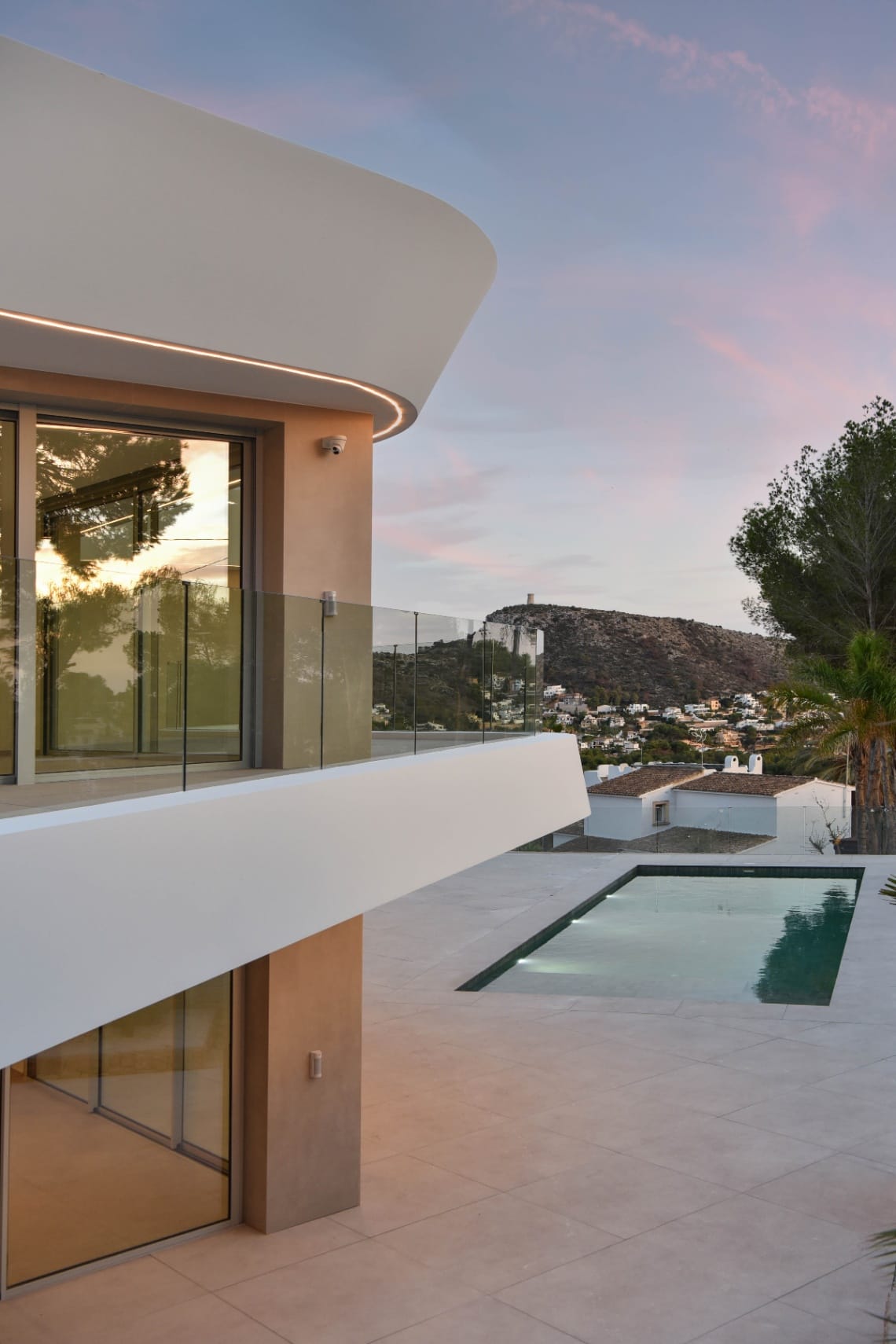 VILLA DE LUJO CON VISTAS AL MAR A POCOS MINUTOS DE LA PLAYA EL PORTET EN MORAIRA.