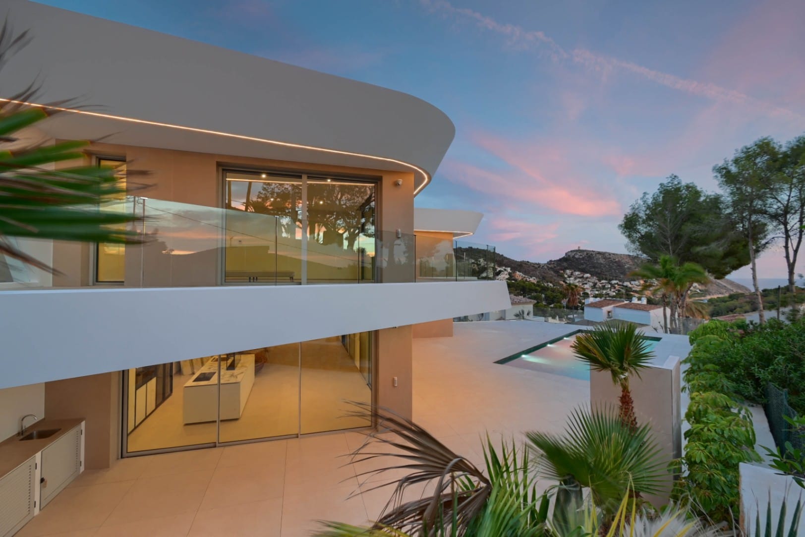 VILLA DE LUJO CON VISTAS AL MAR A POCOS MINUTOS DE LA PLAYA EL PORTET EN MORAIRA.