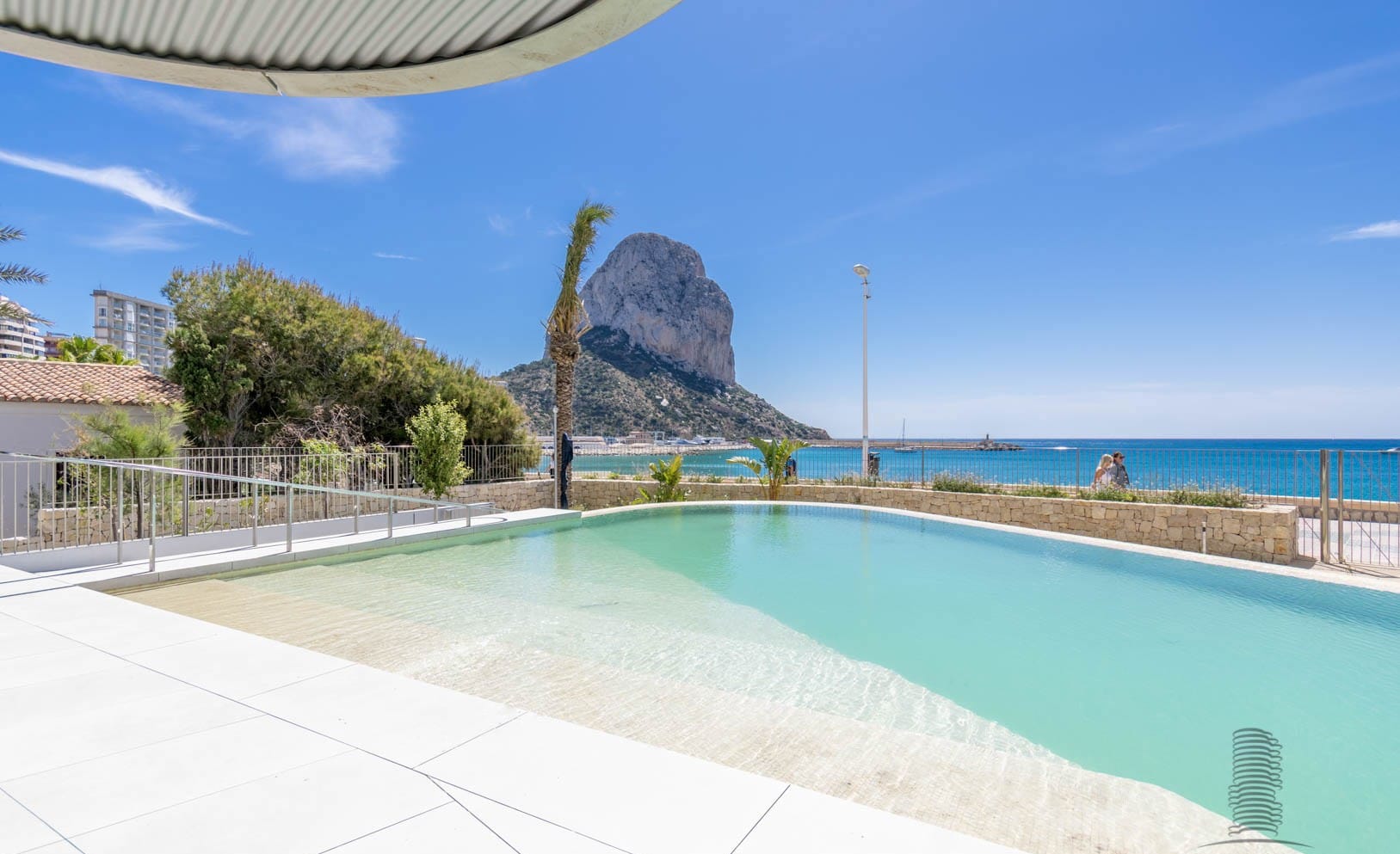 Apartamentos de lujo en primera línea de mar. Grandes espacios interiores.