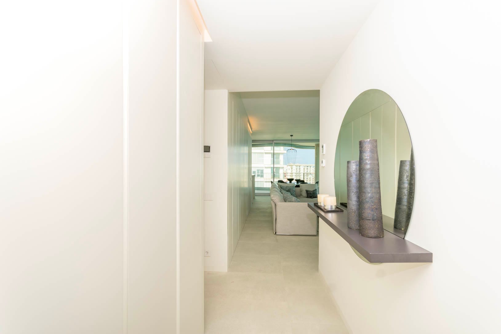 Apartamentos de lujo en primera línea de mar. Grandes espacios interiores.