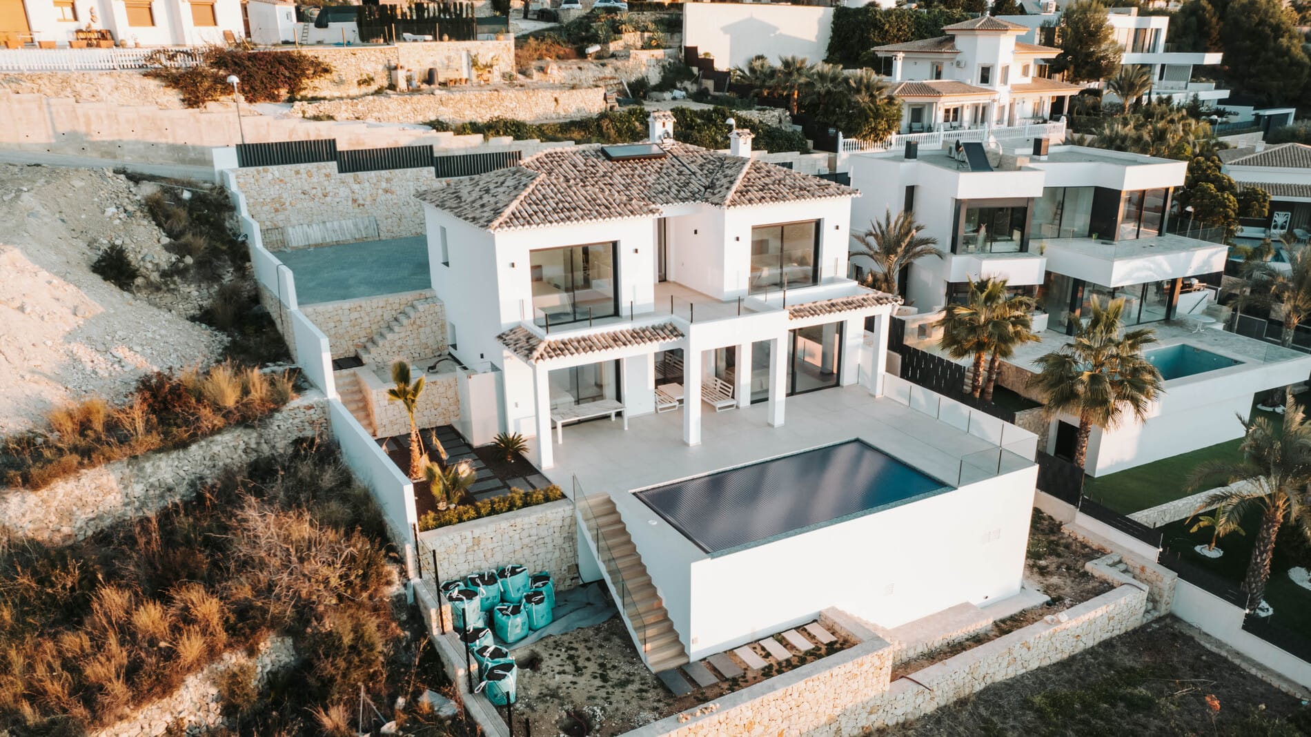 VILLA DE ESTILO MODERNO MEDITERRANEO CON VISTAS AL MAR EN CALPE | Construido y Vendido por GH Costa Blanca Real Estate
