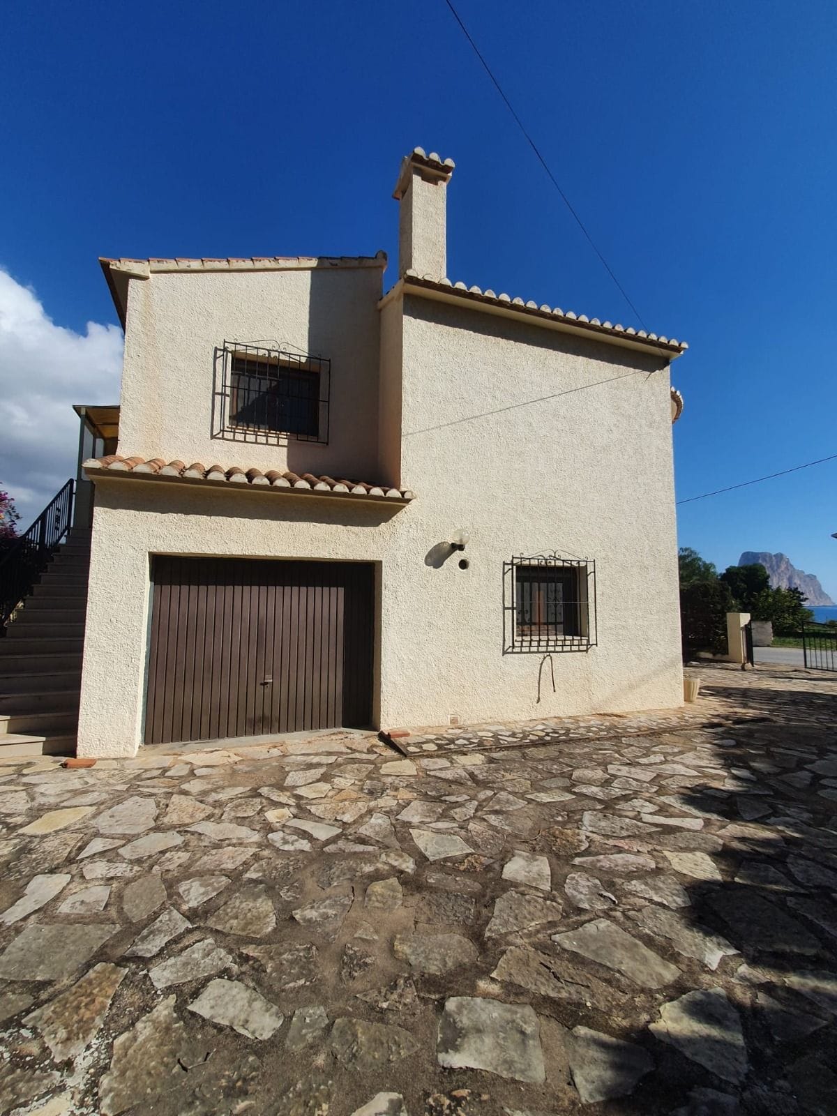 VILLA INDEPENDIENTE EN EL ENCANTADOR PUERTO BLANCO DE CALPE CON VISTAS AL PEÑÓN DE IFACH