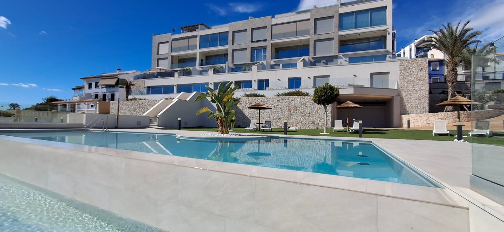 APARTAMENTO DE LUJO EN PRIMERA LÍNEA DE MAR EN VILLAJOYOSA – ALICANTE