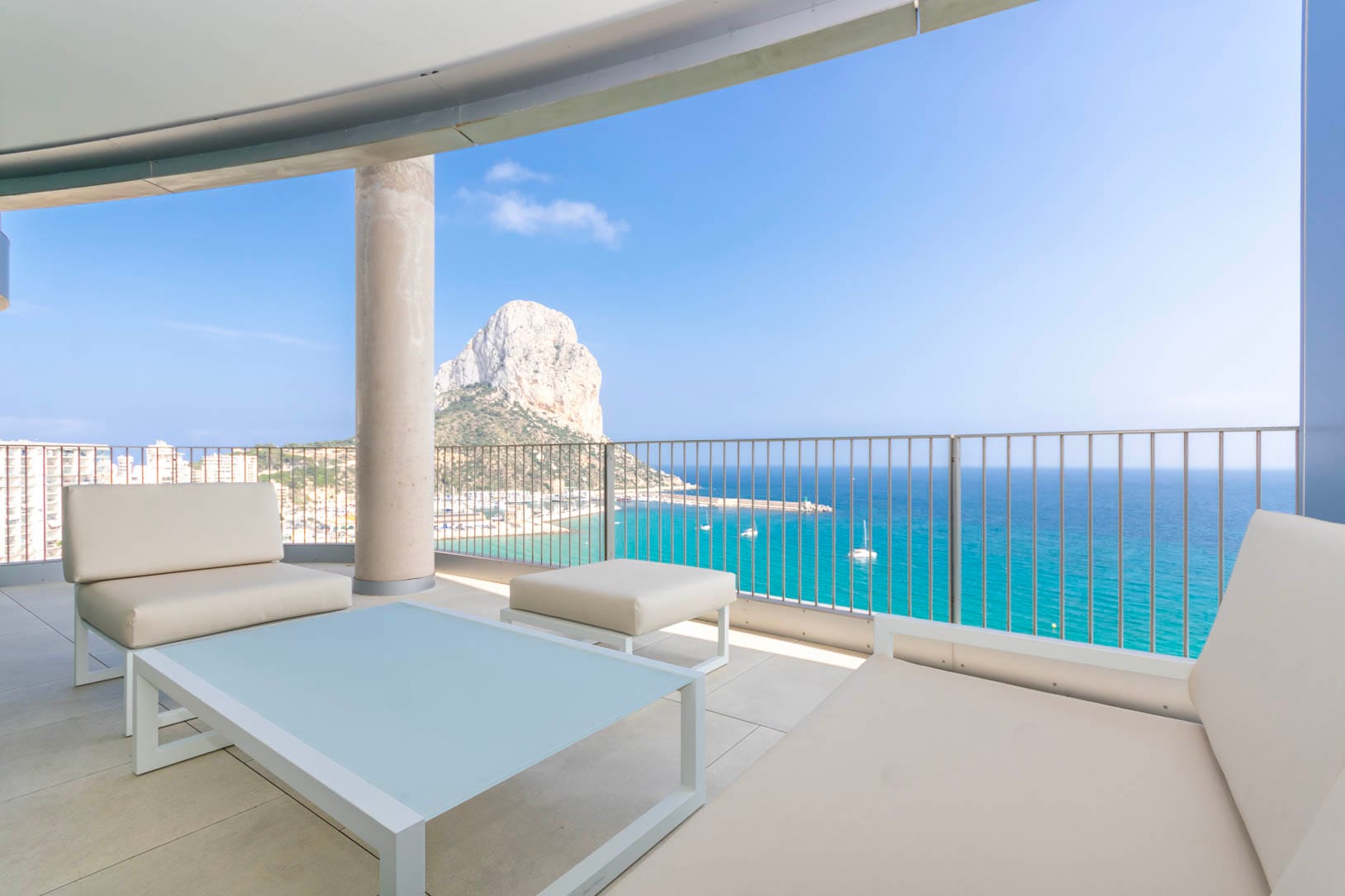 Apartamentos de lujo en primera línea de mar. Grandes espacios interiores.