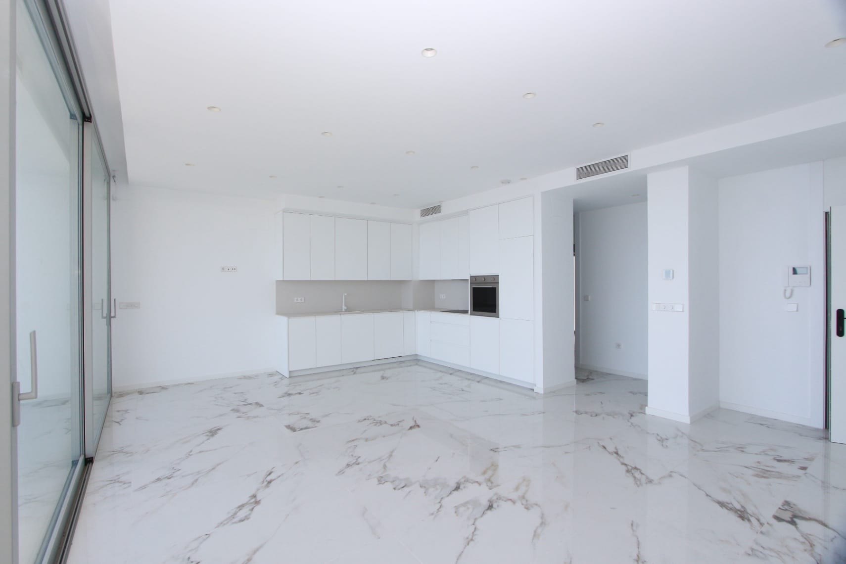 APARTAMENTO DE LUJO EN PRIMERA LÍNEA DE MAR EN VILLAJOYOSA – ALICANTE
