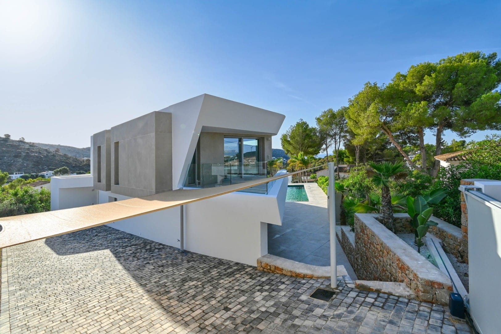 VILLA DE LUJO CON VISTAS AL MAR A POCOS MINUTOS DE LA PLAYA EL PORTET EN MORAIRA.