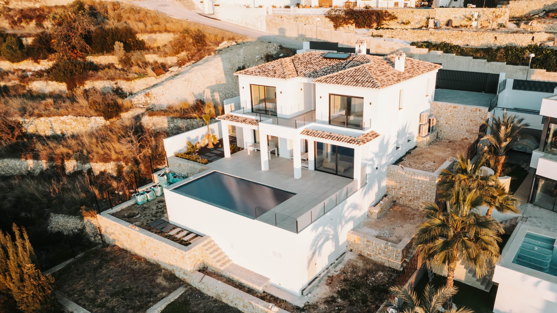 VILLA DE ESTILO MODERNO MEDITERRANEO CON VISTAS AL MAR EN CALPE | Construido y Vendido por GH Costa Blanca Real Estate