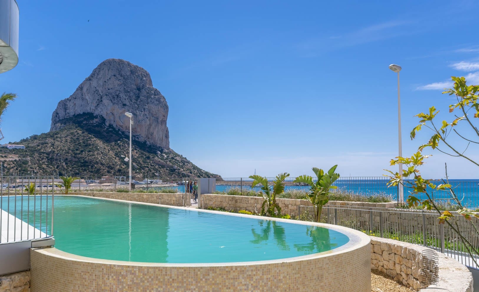 Apartamentos de lujo en primera línea de mar. Grandes espacios interiores.