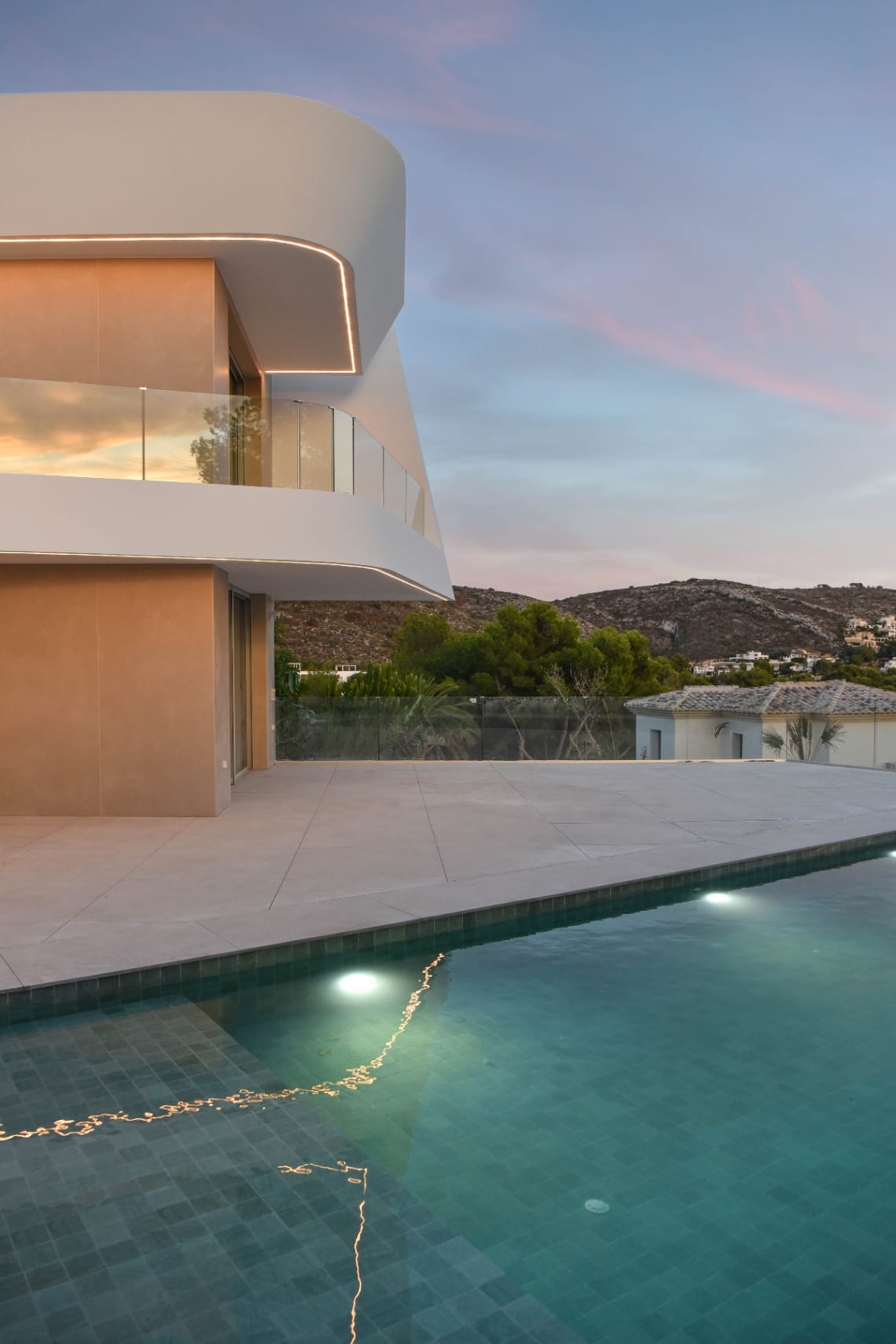 VILLA DE LUJO CON VISTAS AL MAR A POCOS MINUTOS DE LA PLAYA EL PORTET EN MORAIRA.