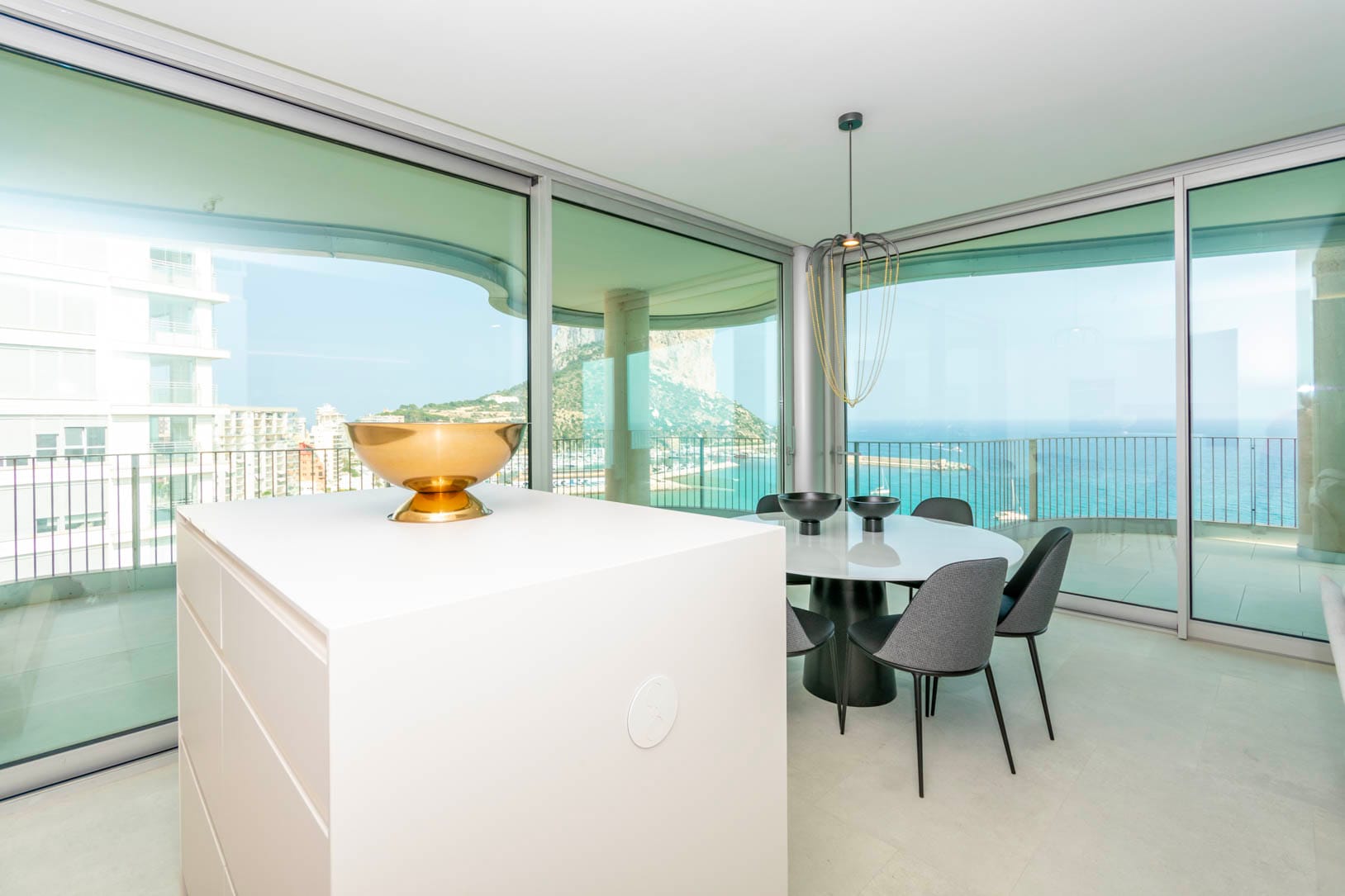 Apartamentos de lujo en primera línea de mar. Grandes espacios interiores.