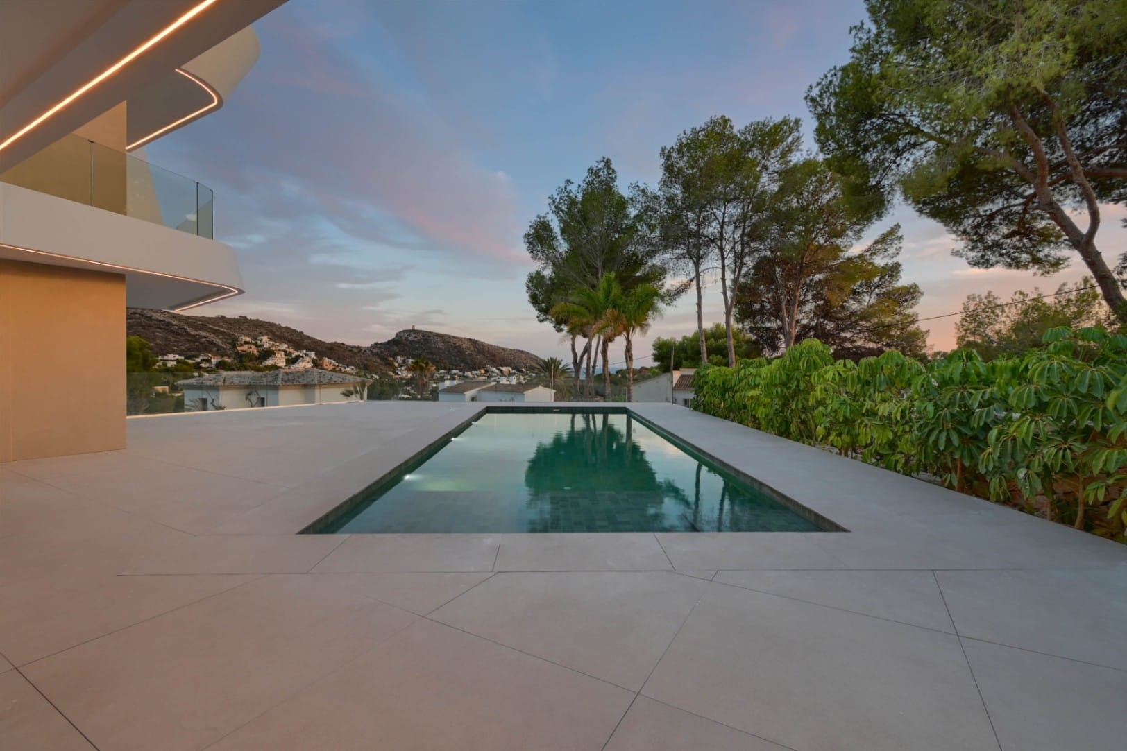 VILLA DE LUJO CON VISTAS AL MAR A POCOS MINUTOS DE LA PLAYA EL PORTET EN MORAIRA.