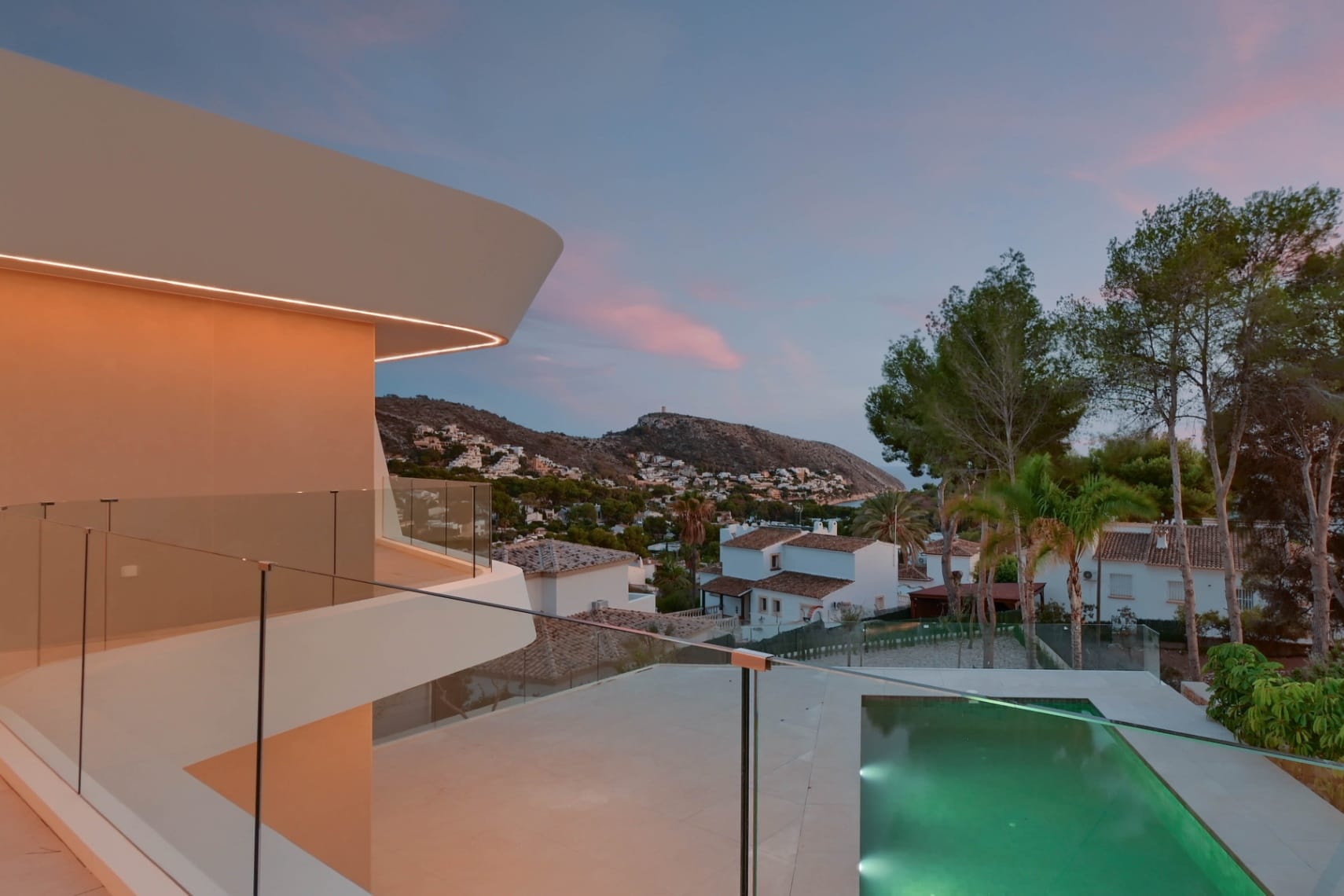 VILLA DE LUJO CON VISTAS AL MAR A POCOS MINUTOS DE LA PLAYA EL PORTET EN MORAIRA.