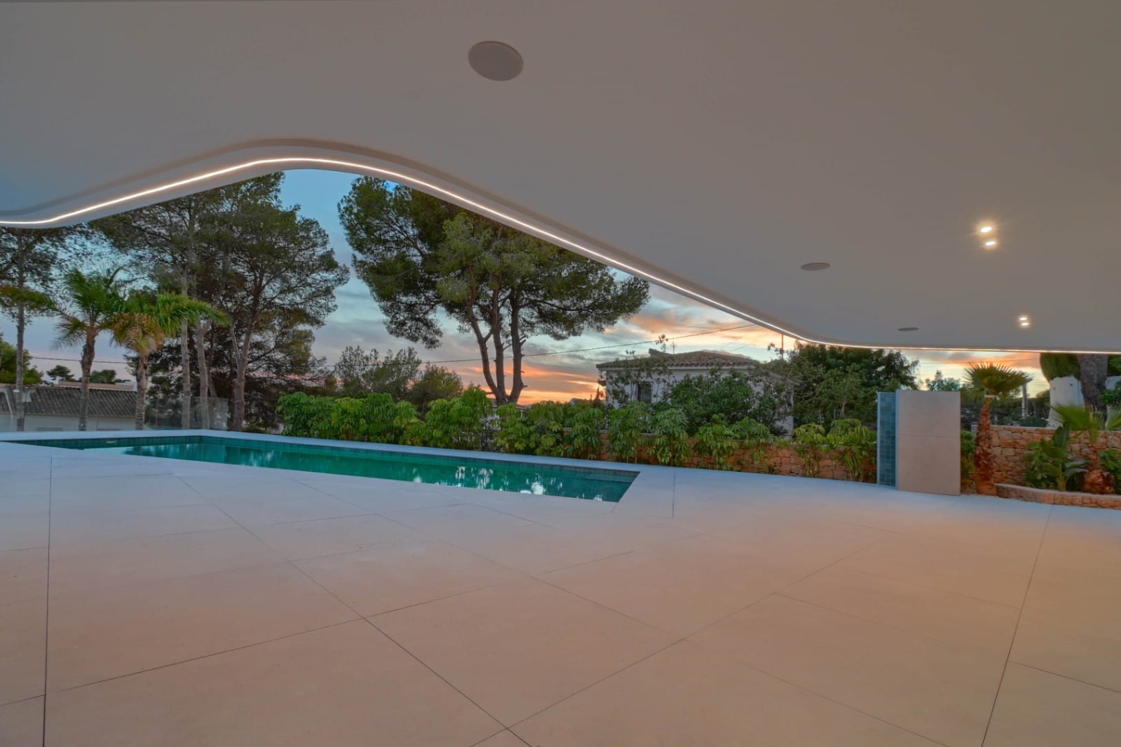 VILLA DE LUJO CON VISTAS AL MAR A POCOS MINUTOS DE LA PLAYA EL PORTET EN MORAIRA.