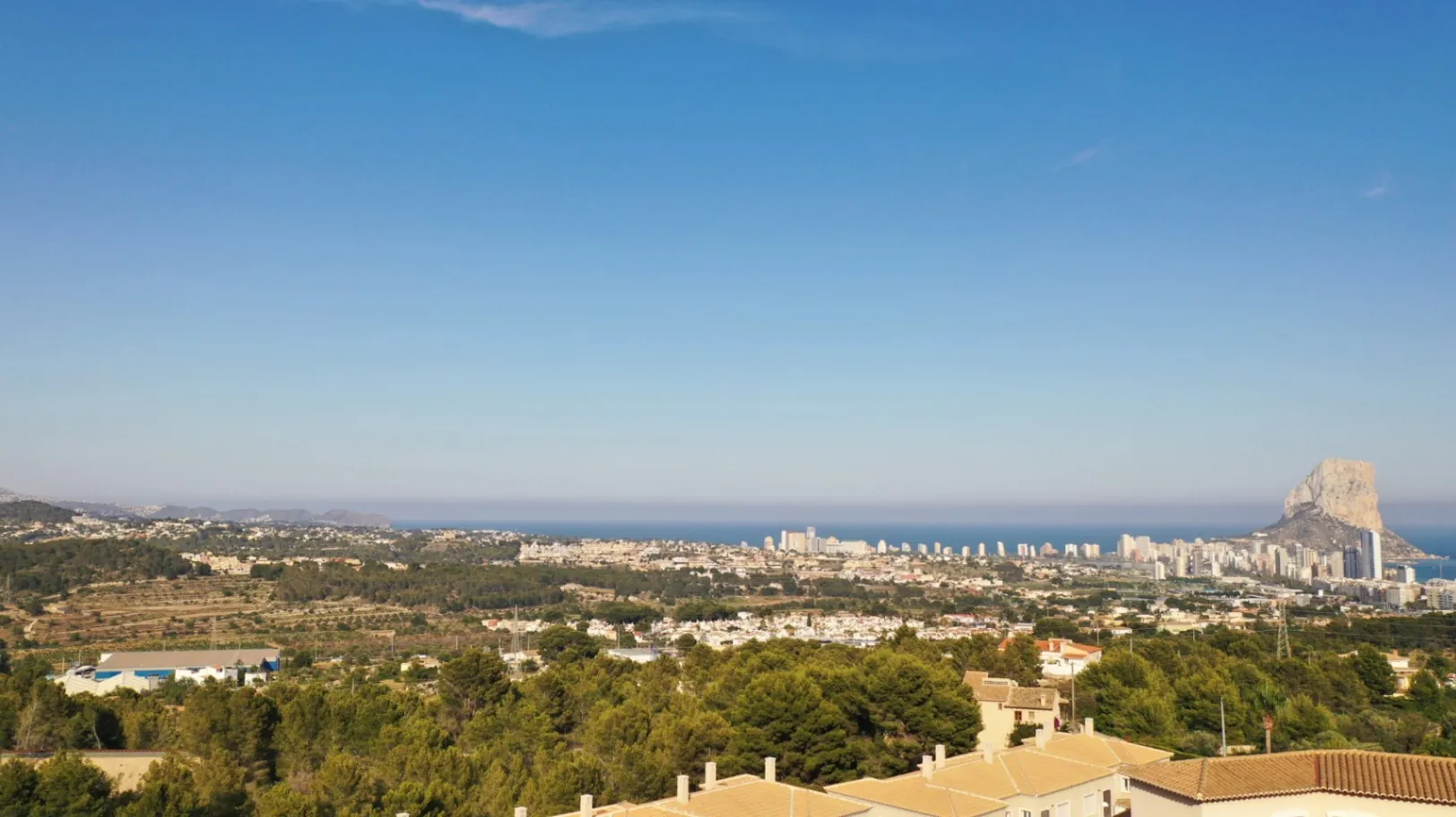 Parcela urbana con vistas panorámicas al mar en Calpe – 6.000 m²