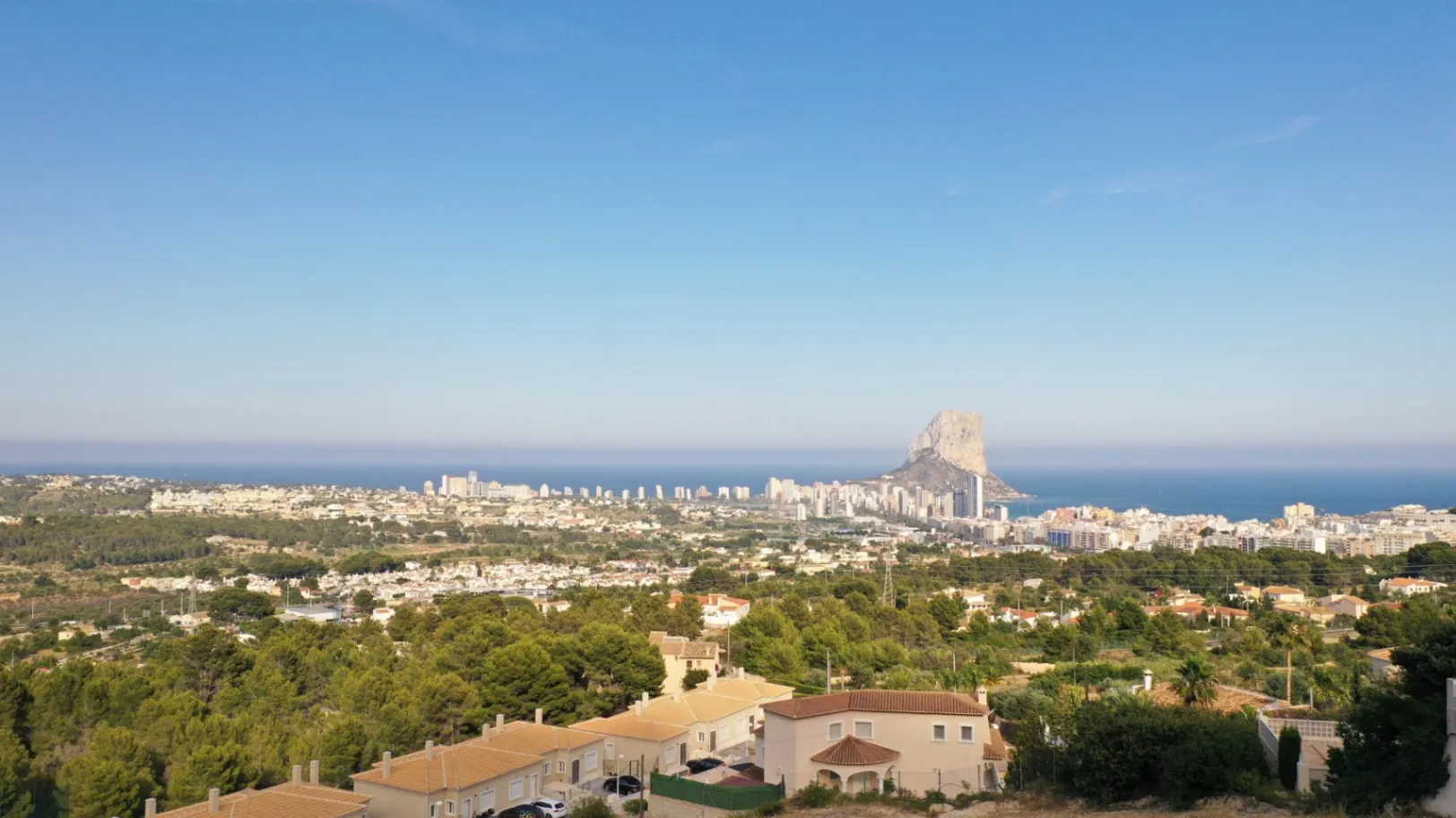 Parcela urbana con vistas panorámicas al mar en Calpe – 6.000 m²