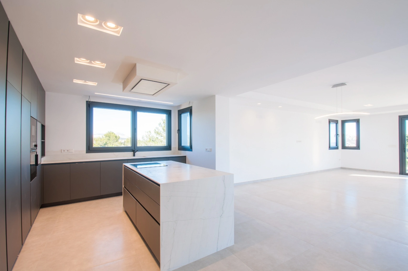 Villa en venta en Moraira con 3 dormitorios, amplio garaje y piscina privada
