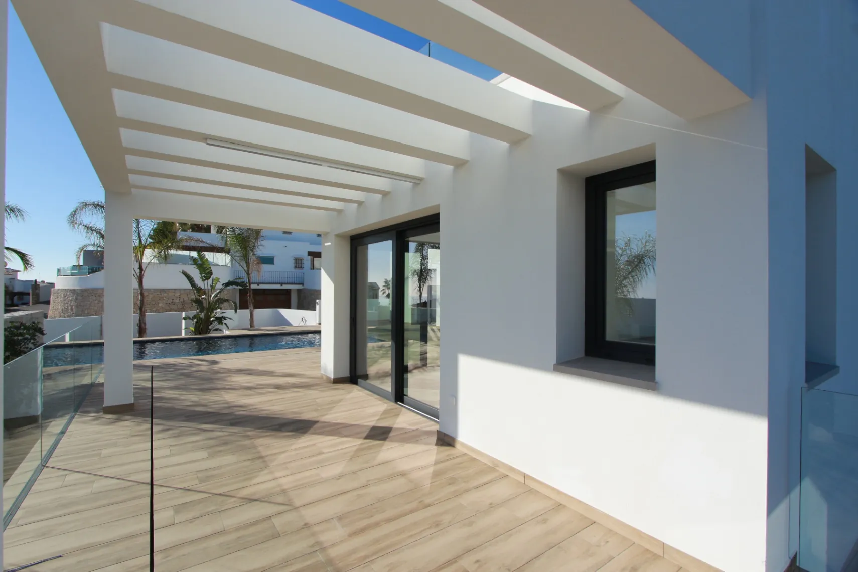 Villa en venta en Moraira con 3 dormitorios, amplio garaje y piscina privada